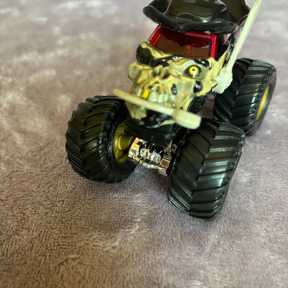 Hot Wheels Monster Jam Pirates Curse Diecast Monster Truck Black Gold Skull Hat
